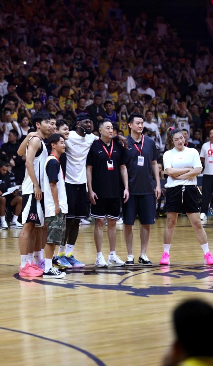 韦世豪现身詹姆斯成都行现场，与赵睿、李梦等一同合影